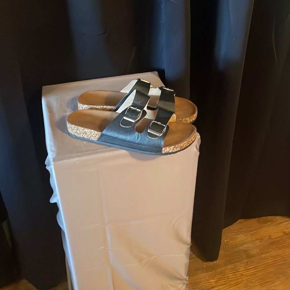 Twisted women’s sandals size 10 black with to Buckles